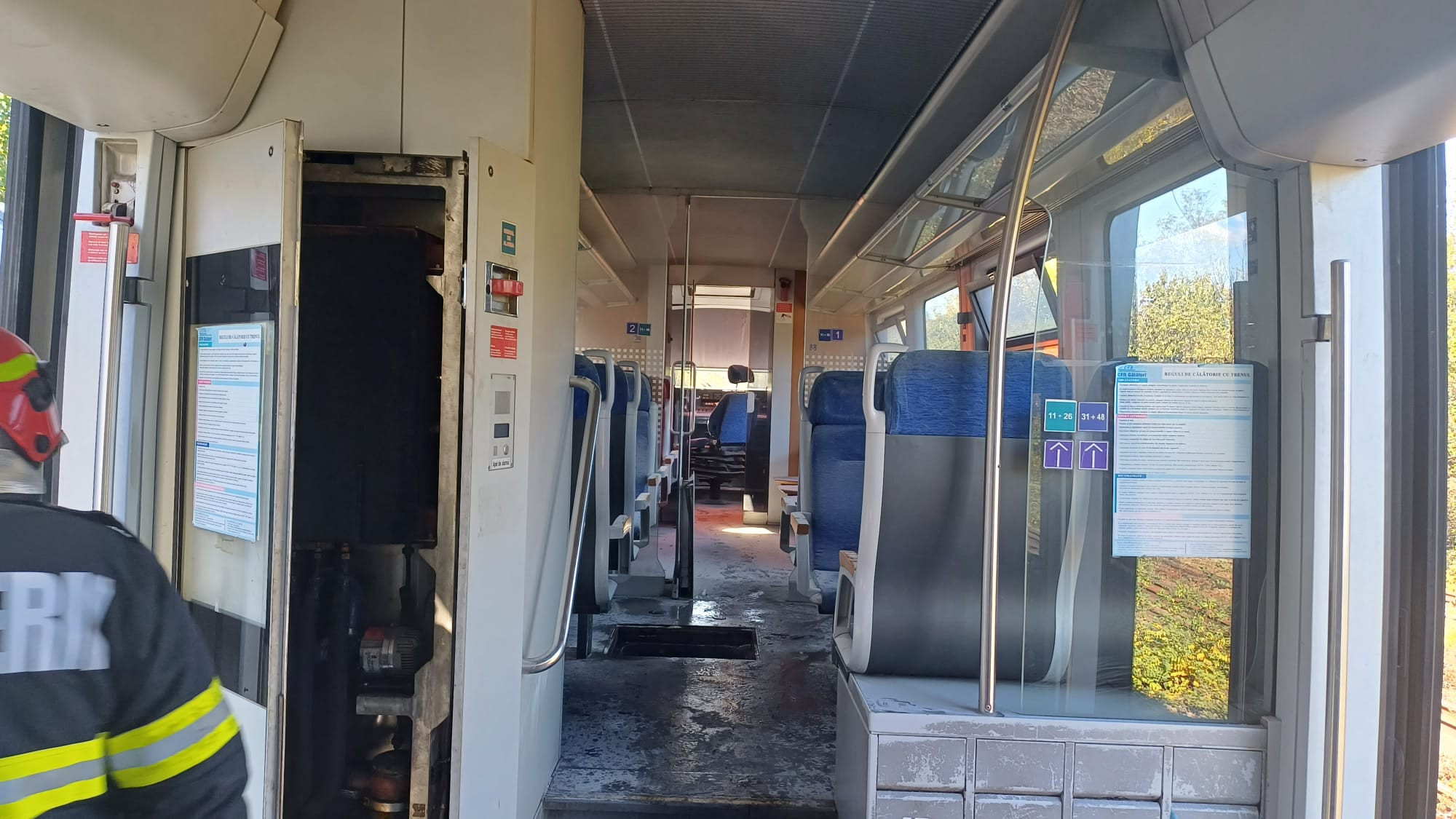Incendiu la un vagon de călători, în Gara Plopeni din Prahova. Aproximativ 40 de persoane au fugit din tren