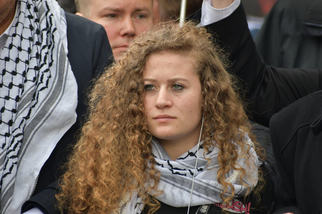 O tânără activistă palestiniană devenită celebră în 2018, arestată de armata israeliană pentru "incitare la terorism"