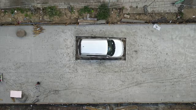 Ciment turnat în jurul unei mașini, fără să fie atinsă. Autovehiculul a dispărut peste noapte și nu există martori