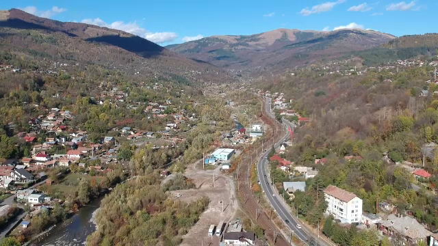 Șoselele ocolitoare ale stațiunilor de pe Valea Prahovei ar putea face mai ușoară viața șoferilor. Când vor fi gata