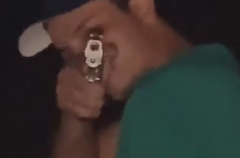 O tânără a filmat momentul în care iubitul ei o împușcă. „Hai, iubitule, fă-o” | VIDEO