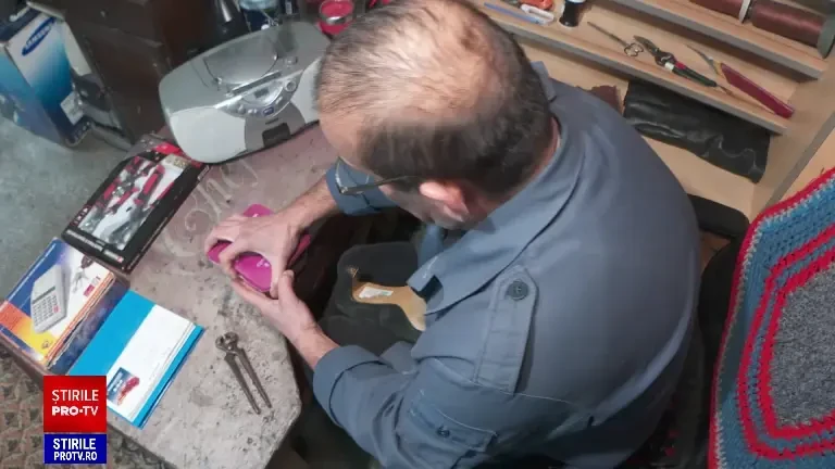 A doua șansă pentru încălțămintea veche. Românii apelează la cizmării și curățătorii pentru a nu irosi banii pe produse noi