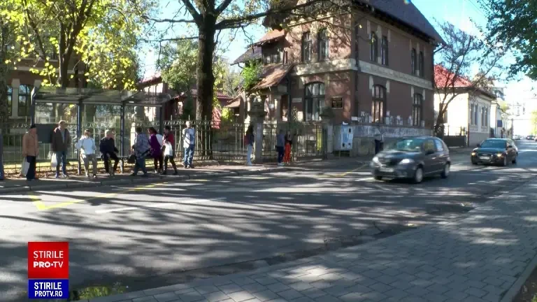 „A avut o viață grea”. Cine este tânarul de 19 ani din Argeș care a băgat în comă un polițist local. A fost arestat preventiv