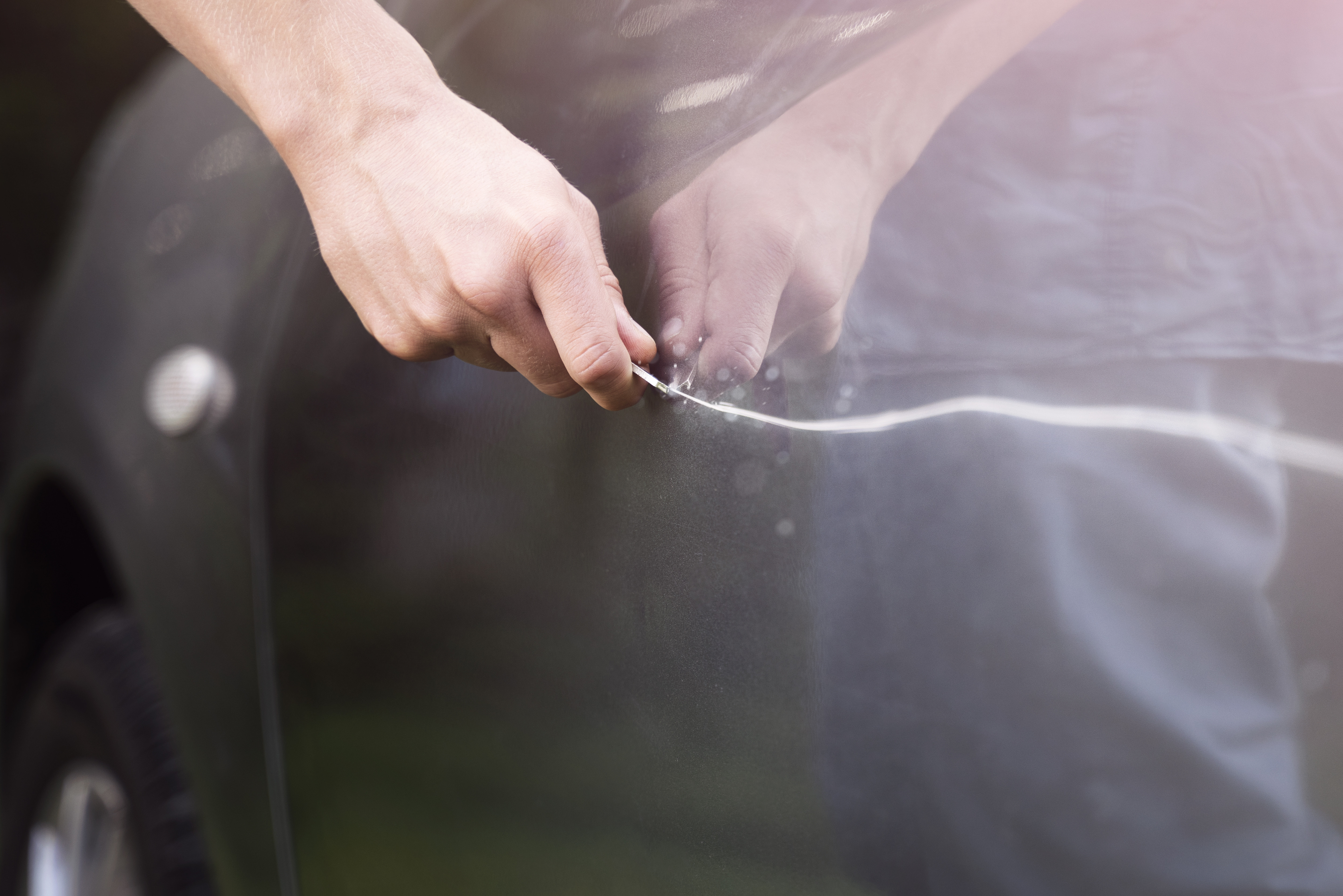 Motivul pentru care o femeie a zgâriat mașinile de lux din cartierul în care stătea. A provocat pagube colosale