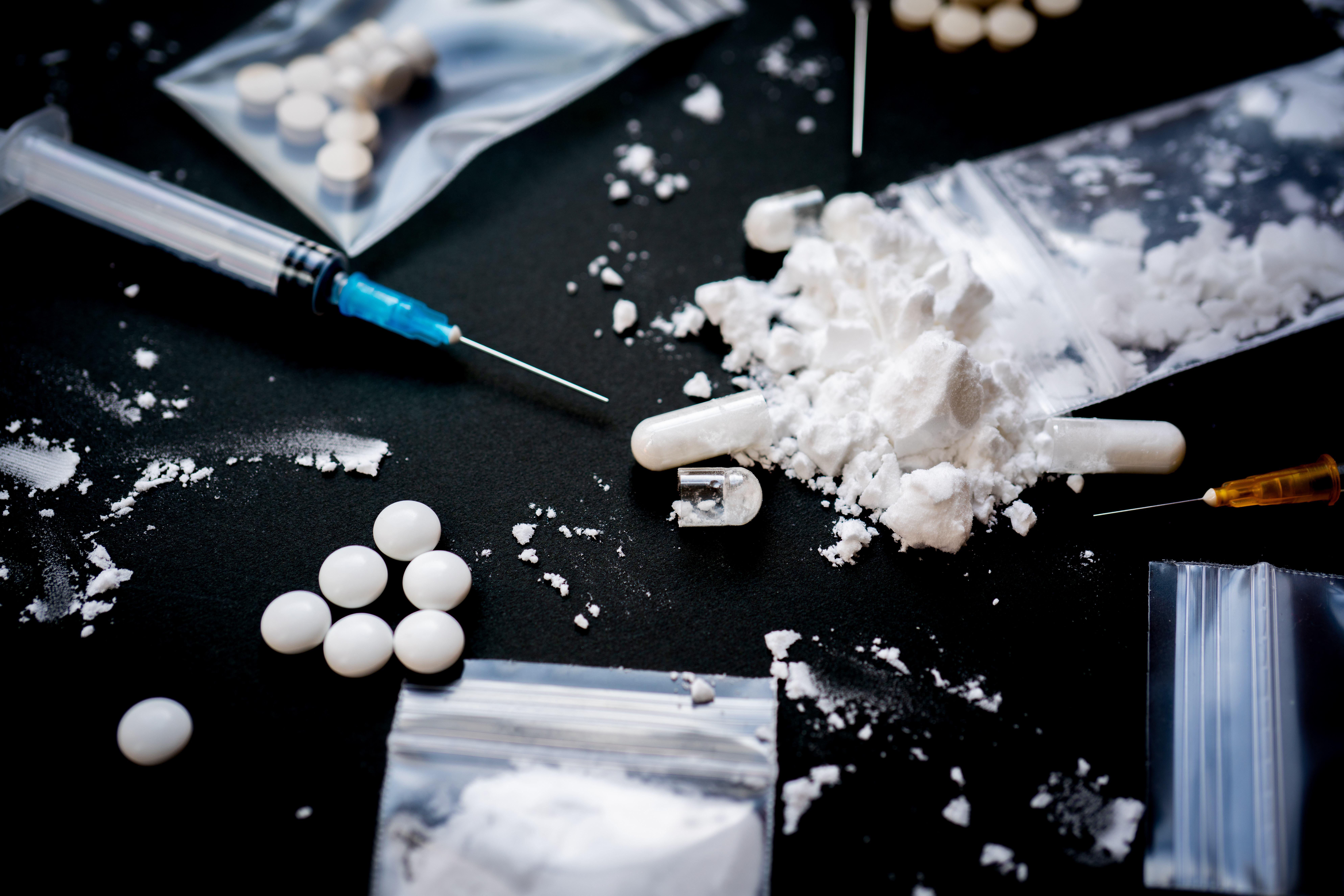 Doi adolescenţi de 14 şi 15 ani, folosiţi de traficanţi pentru vânzarea de droguri în mai multe judeţe