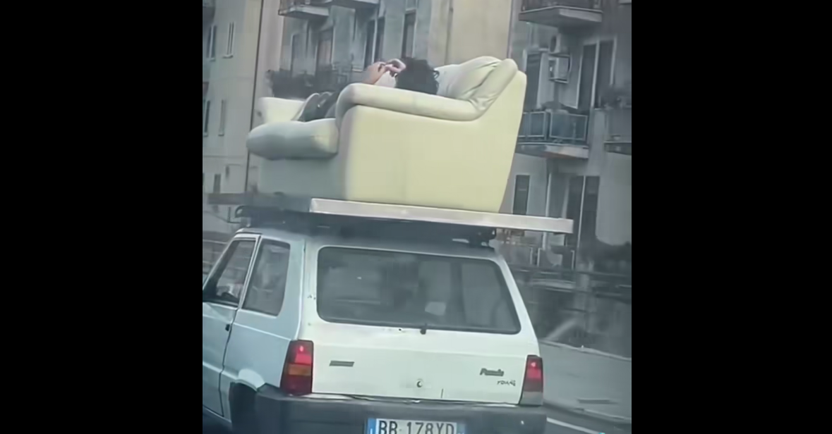 Tânăr filmat întins pe o canapea pusă pe acoperișul unei mașini, în trafic. Imaginile au devenit virale VIDEO