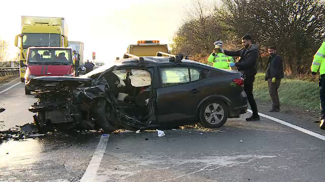 Trei persoane au fost rănite, în Mureș, după ce o mașină ar fi intrat pe sensul opus de mers și a lovit un alt autoturism