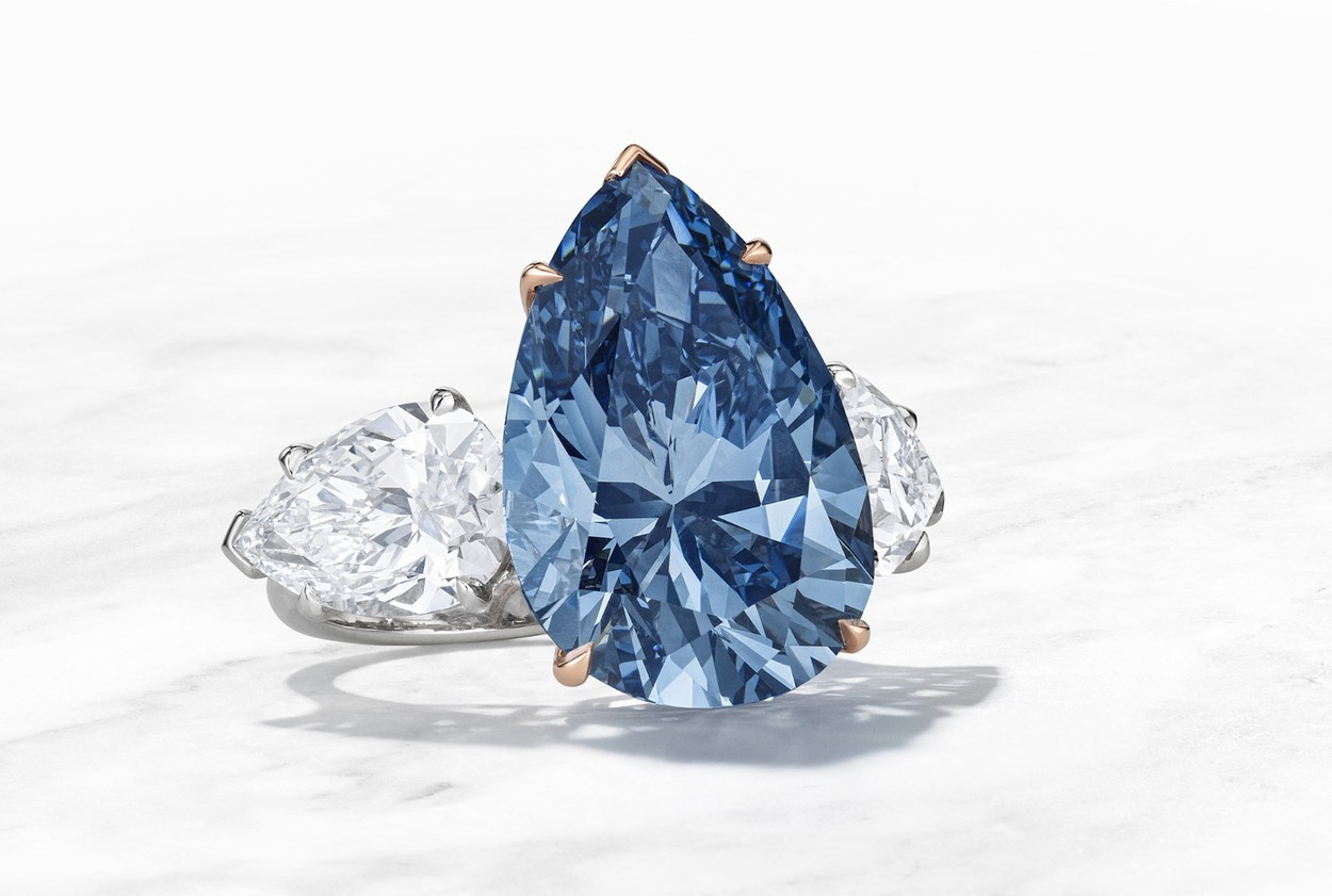 Diamantul Bleu Royal de 17 carate, vândut la licitație. Costă 43 de milioane de dolari