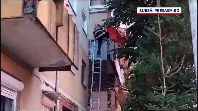 O femeie din Satu Mare a fost bătută de iubitul ei cu 22 de ani mai tânăr. Pompierii au intrat pe geam ca să o salveze