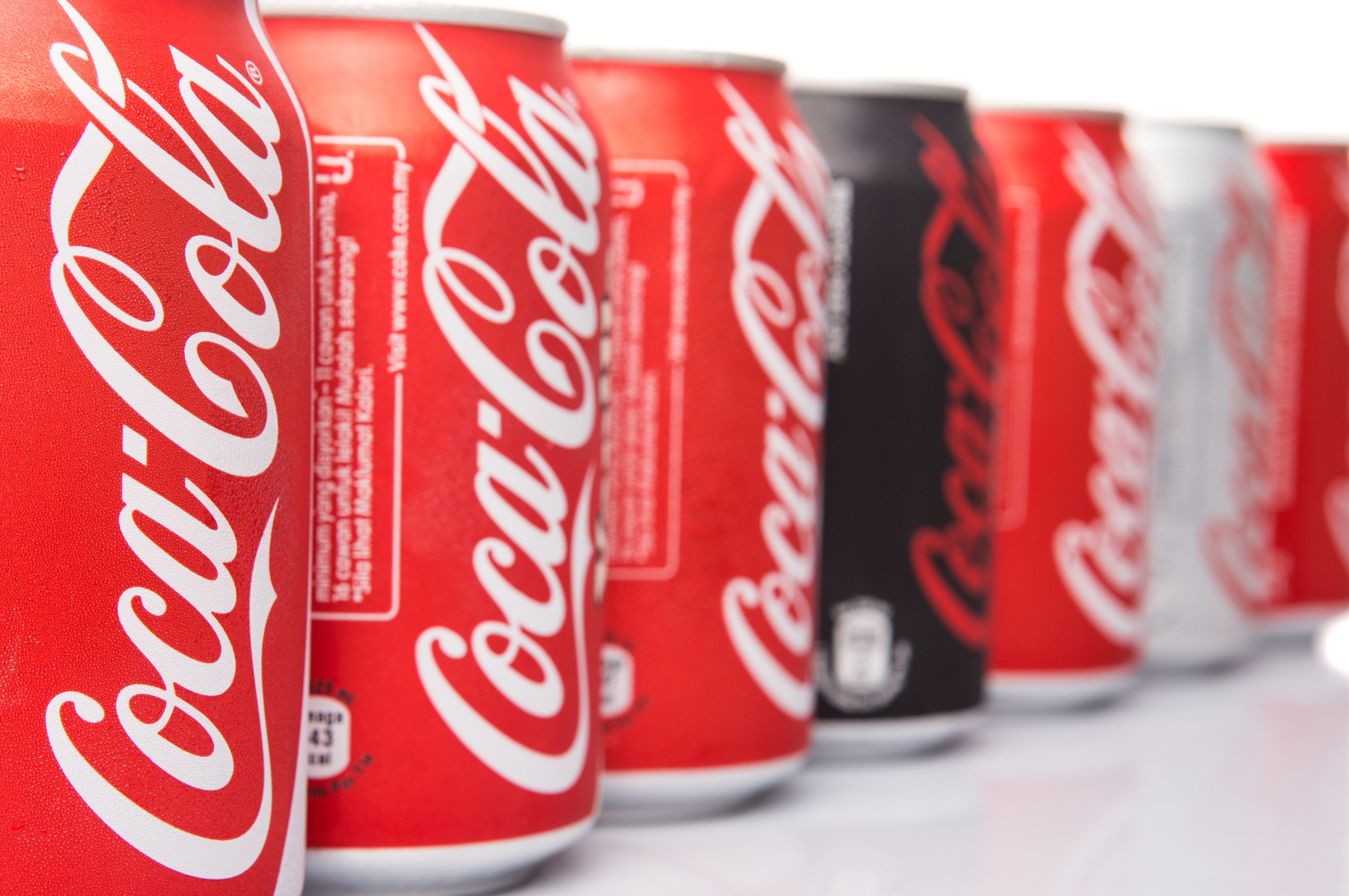 S-au îmbolnăvit după ce au băut sucuri produse de Coca-Cola, în Croația. „Evitaţi toate băuturile carbogazoase”