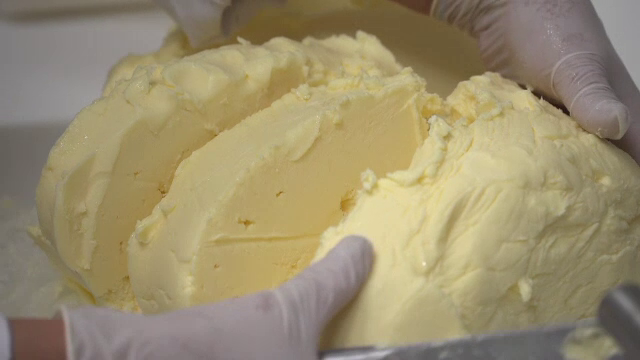 Scumpirile îi îndreaptă pe români spre margarină. Cât ar costa o merdenea dacă s-ar folosi unt