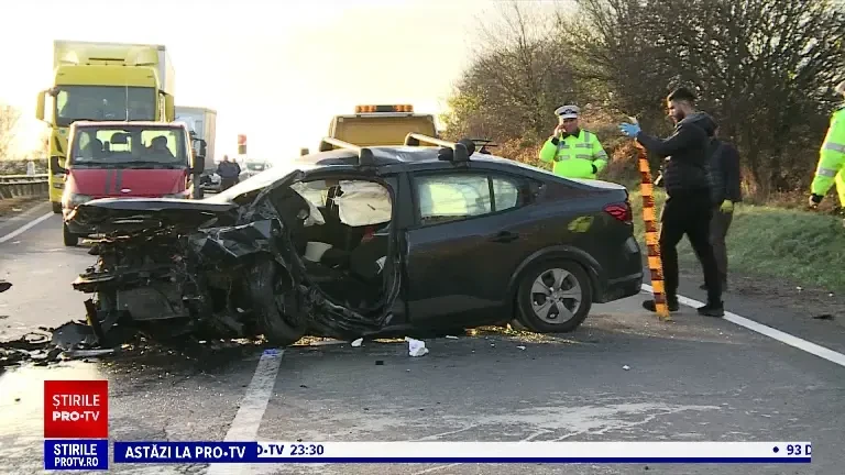 Trei persoane au fost rănite, în Mureș, după ce o mașină ar fi intrat pe sensul opus de mers și a lovit un alt autoturism