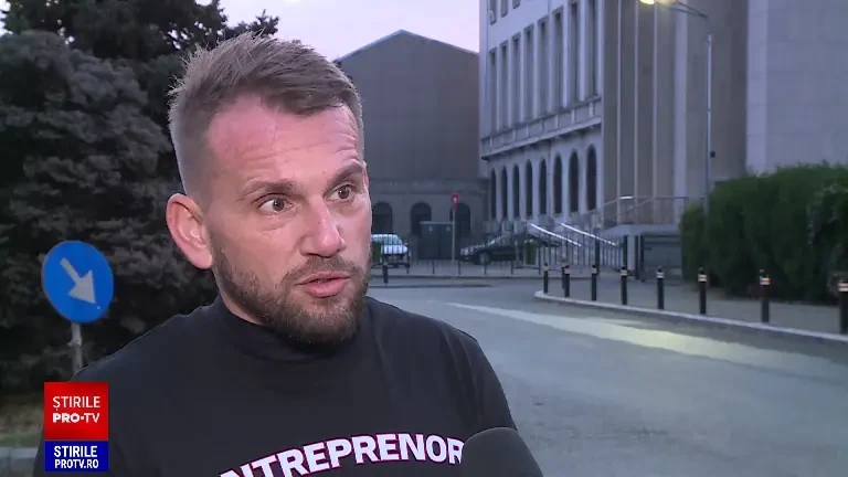 Un antreprenor aleargă timp de 14 ore în jurul Guvernului în semn de protest privind unele măsuri bugetar-fiscale