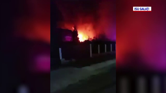 Un incendiu a mistuit un fânar din Argeș. Anexa a fost distrusă cu tot cu baloții depozitați înăuntru