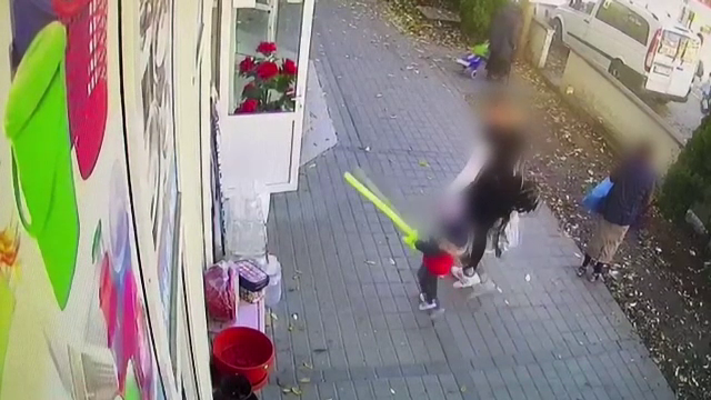 Momentul în care o hoață fură portofelul unei femei din rucsacul uitat deschis. Ce s-a întâmplat după