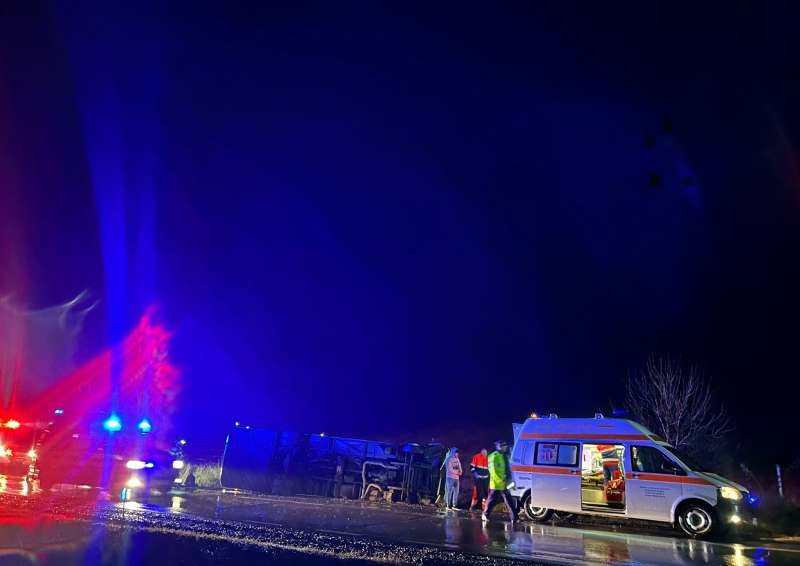 Accident pe Drumul Morții. Șapte victime după ce un autocar s-a răsturnat pe marginea drumului