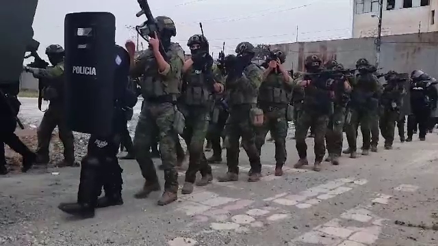 Sute de militari și polițiști din Ecuador au preluat controlul unei închisori, după o revoltă violentă a deținuților