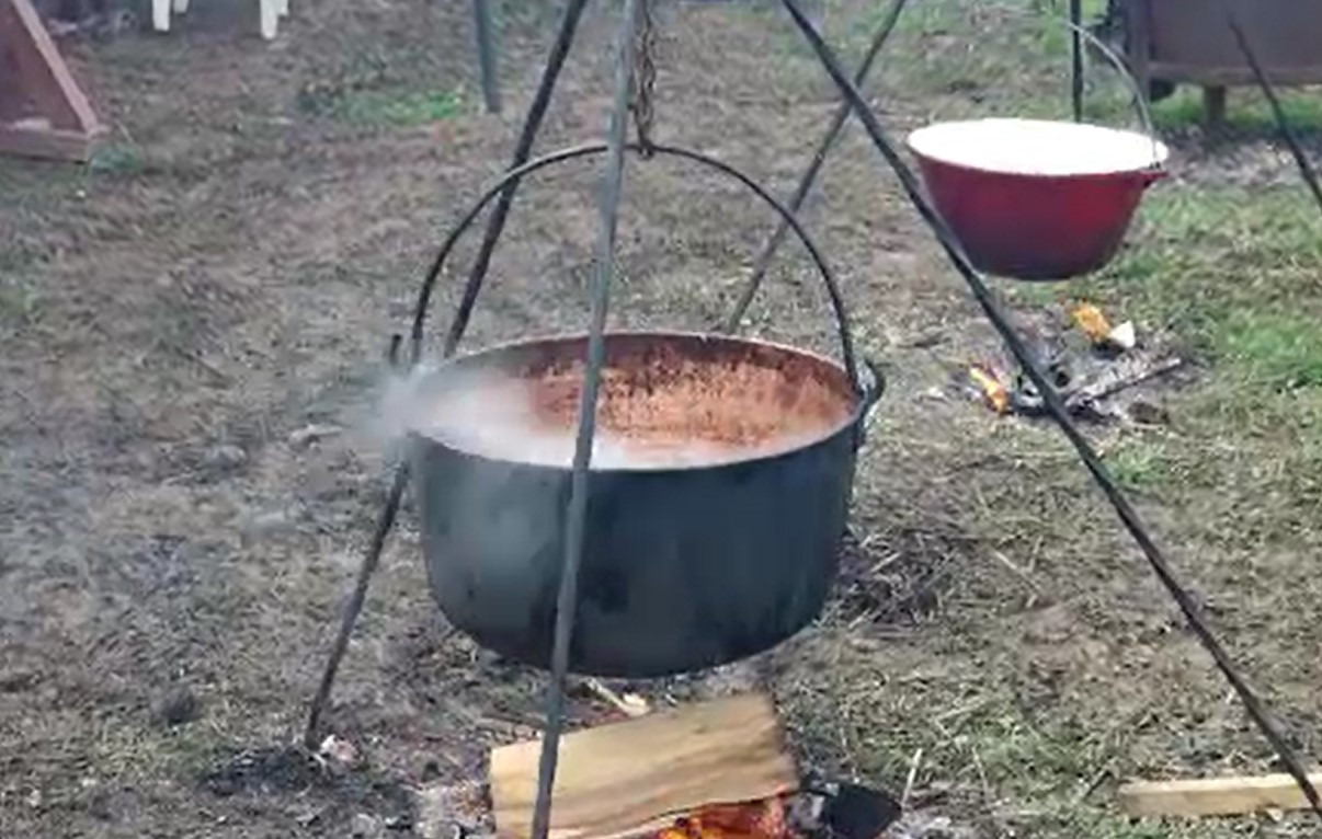 Ospăț tradițional și muzică populară în Maramureș, înainte de Lăsata Secului. "Noi sărbătorim pomana porcului"