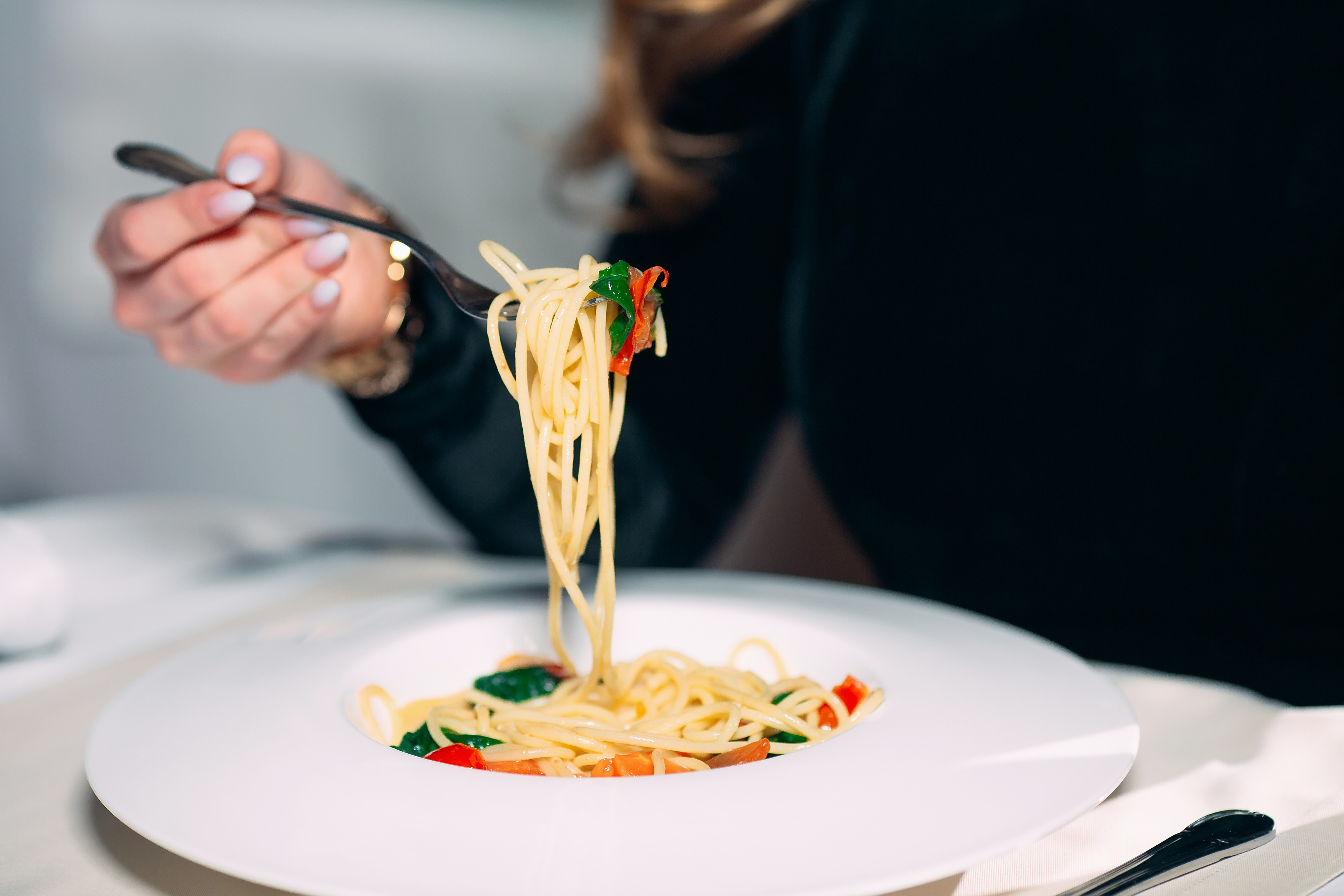 O femeie și-a rupt părul și l-a pus în mâncare intenționat ca să primească banii înapoi, într-un restaurant. VIDEO