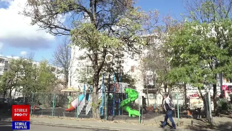 Un copil a ajuns la spital după ce leagănul s-a rupt cu el, într-un loc de joacă din Iași. Ce spun localnicii