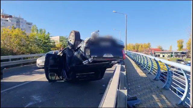 Accident grav în Pitești. O șoferiță a intrat pe sensul opus și s-a izbit de o altă mașină care s-a răsturnat