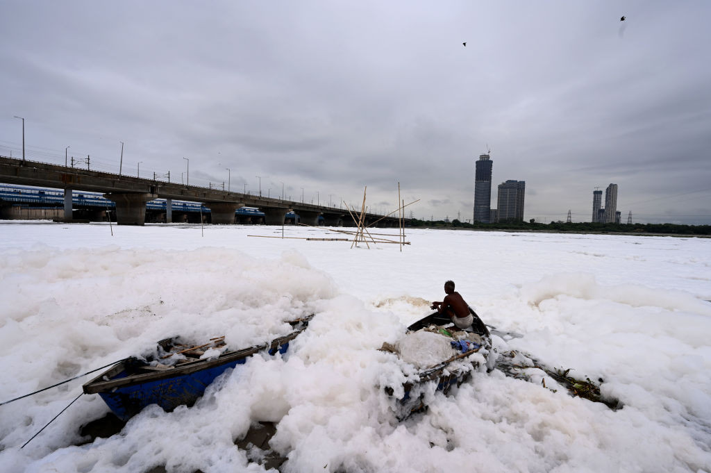 Un râu sacru din India e acoperit de o spumă toxică, în timp ce poluarea e la un nivel record. GALERIE FOTO