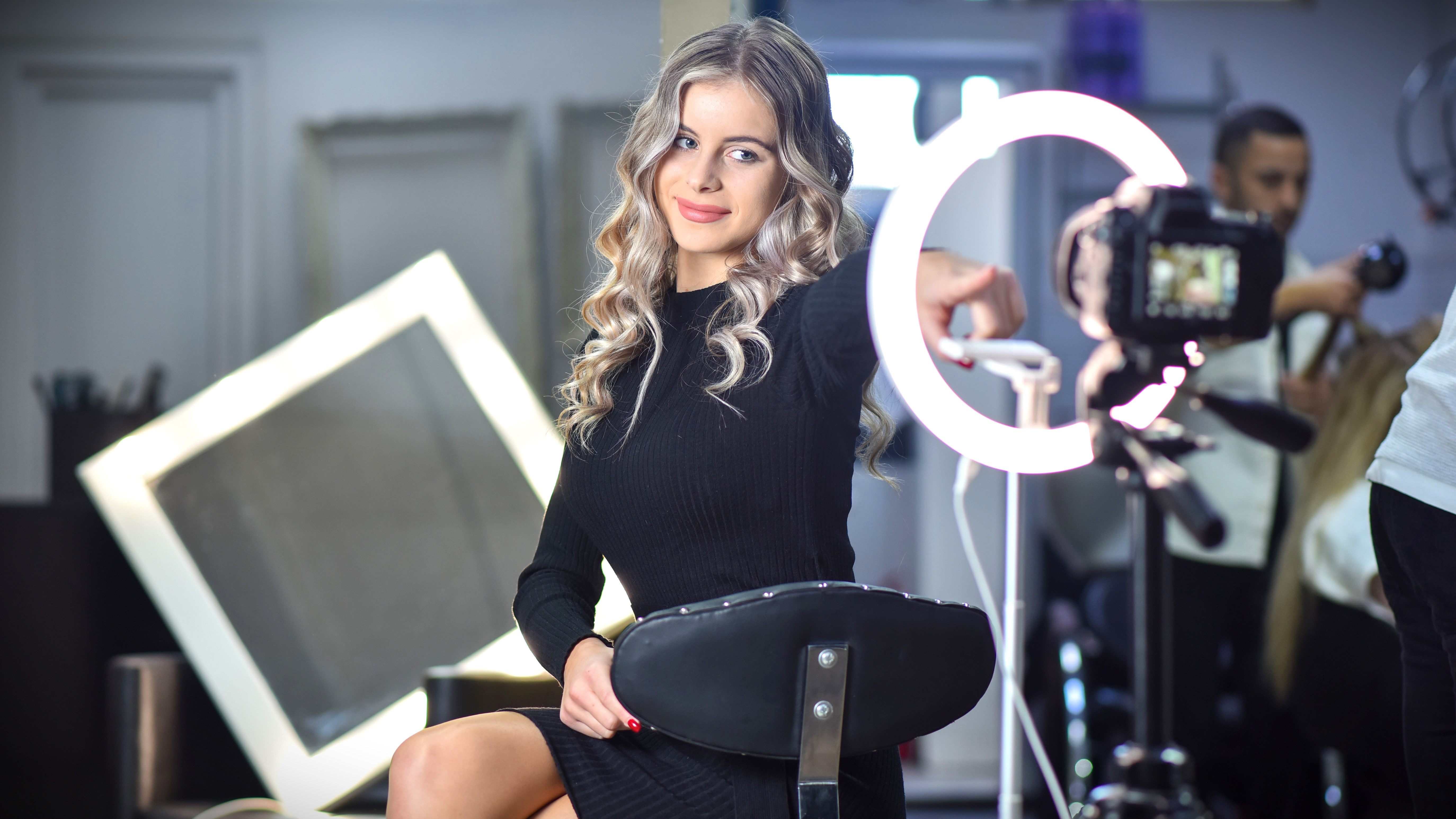 Influenceri în România: Cum ajung unii dintre ei la câștiguri de zeci sau sute de mii de euro pe lună