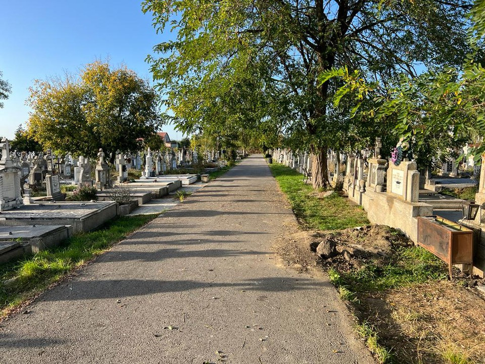 Primarul Brașovului i-a mutat viceprimarului biroul în cimitir, chiar de ziua lui