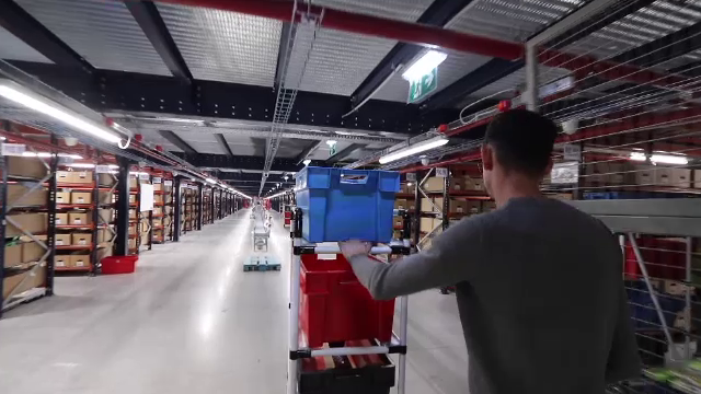 Românii au bătut toate recordurile de Black Friday. Cuprinși de febra reducerilor, au cumpărat tone de carne de porc