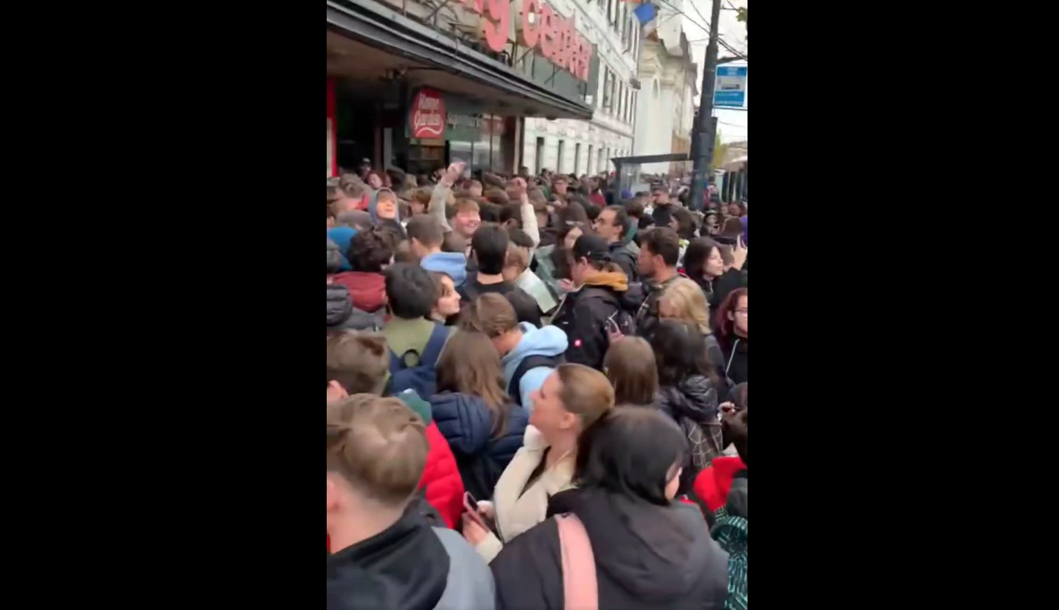 Mii de oameni s-au îmbulzit la coadă, după ce un fast-food din Cluj-Napoca a oferit șaorma gratis de Black Friday VIDEO