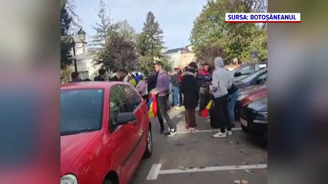 Botoşănenii vor asfalt. Au protestat în faţa sediului Consiliului Județean din Botoşani, pentru Drumul Judeţean 293
