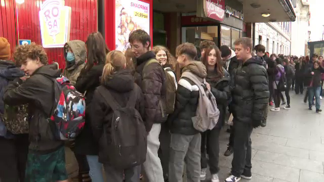 Black Friday la o shaormerie din Cluj-Napoca. Coada s-a întins pe sute de metri, însă pofticioșii spun că a meritat