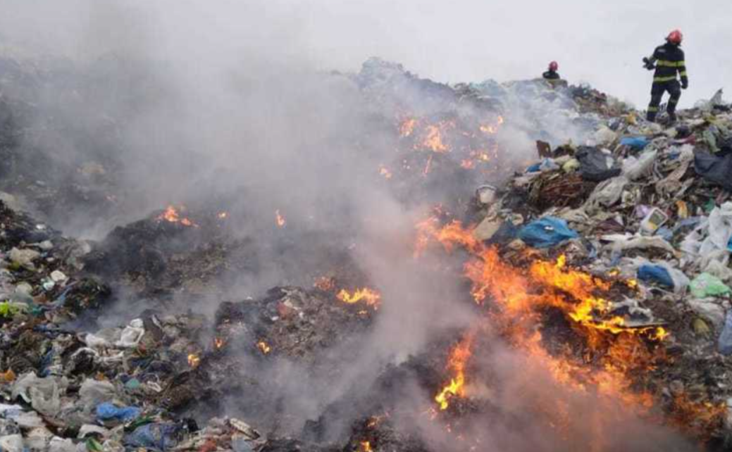 Al patrulea incendiu în doar o săptămână la groapa de gunoi din Titu. Intervin pompierii din Dâmbovița