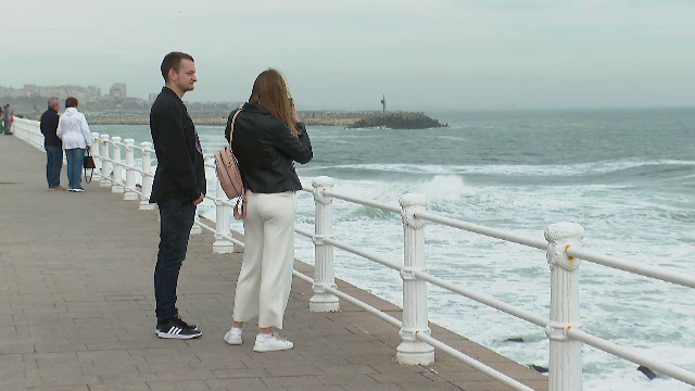 Malul mării și temperaturi de 20 de grade. Turiștii au ieșit la plimbare pe litoral în luna noiembrie