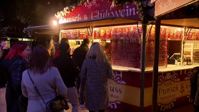 Viena a inaugurat tradiționalul târg de Crăciun. Sute de oameni au sărbătorit cu vin fiert și turtă dulce