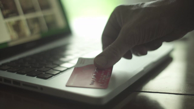 Românii cad victime în număr mare escrocilor care le promit câștiguri fabuloase prin investiții în acțiuni. Cum acționează