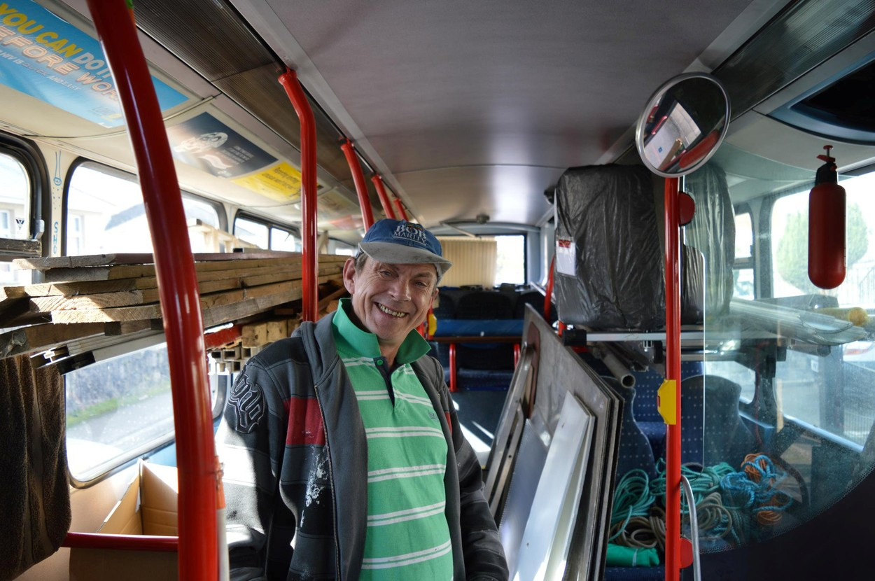 Un bărbat trăiește „ca un rege” după ce a transformat un autobuz în a doua sa casă | GALERIE FOTO