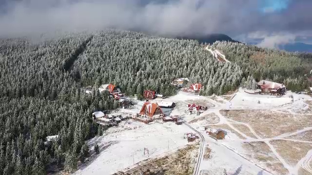 Iarnă în toată regula, în noiembrie. A nins atât de mult, încât turiștii au rămas blocați în pensiuni: ”Are 40 cm lejer!”