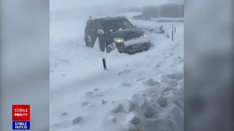 Iarnă în toată regula, în noiembrie. A nins atât de mult, încât turiștii au rămas blocați în pensiuni: ”Are 40 cm lejer!”
