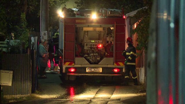 Incendiu puternic la o locuință din Vâlcea. În fața dezastrului, proprietara a făcut un atac de panică