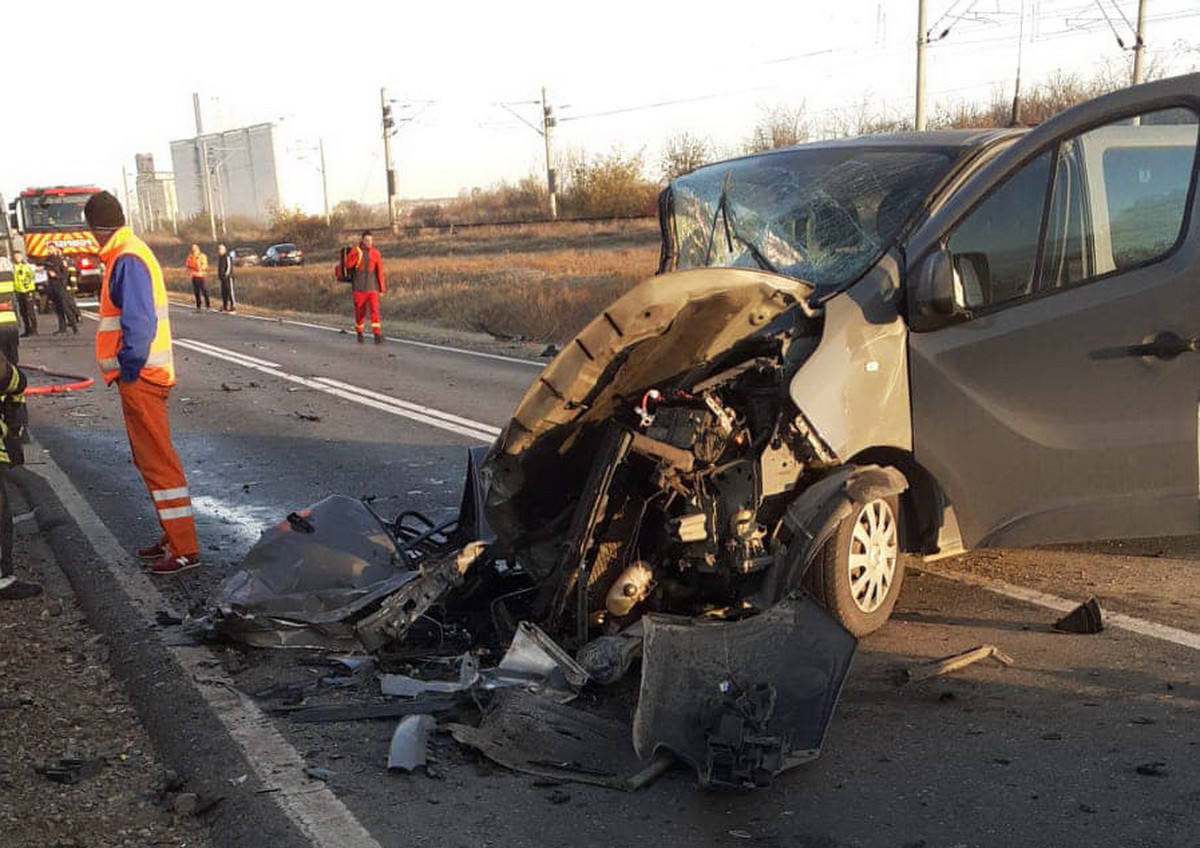 Accident între o mașină și un microbuz, în Galați. Trei persoane au murit. Planul roșu de intervenție a fost activat
