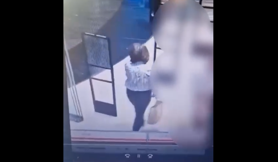 O femeie a furat haine în valoare de peste 6.000 de lei dintr-un mall din București. A fost filmată | VIDEO