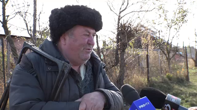 Ce spun vecinii bărbatului care și-a bătut soția și a atacat cu toporul un polițist venit să facă cercetări