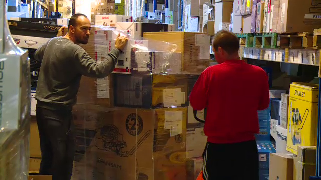 Românii își așteaptă coletele comandate de Black Friday. Cum fac față anul acesta companiile de curierat