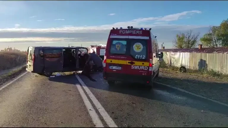Accident între o mașină și un microbuz, în Galați. Trei persoane au murit. Planul roșu de intervenție a fost activat