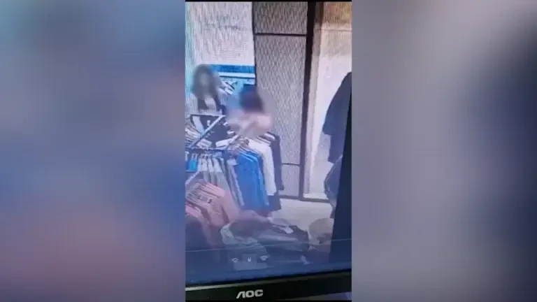 O femeie a furat haine în valoare de peste 6.000 de lei dintr-un mall din București. A fost filmată | VIDEO