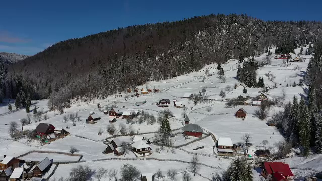 Satele din Munții Apuseni arată ca în basme după ce a nins. Stratul de zăpadă are și 20 de centimetri