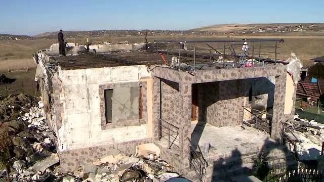 „Au fost devastați”. O familie cu 2 copii din Iași a rămas fără casă în prag de iarnă, după ce a fost distrusă de un incendiu