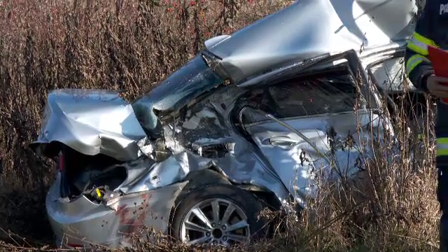 Un șofer de 18 ani a fost lovit în plin de tren și este în stare gravă. Are permis din iunie, iar soția lui e însărcinată