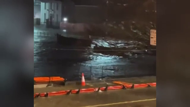 Furtuna „Debi”, care traversează acum Marea Britanie, a lăsat sute de mii de oameni fără curent electric